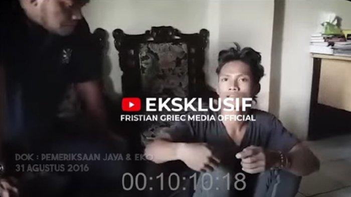 Tangkap layar video Iptu Rudiana saat ikut mengintrogasi Jaya dan Eko terpidana Kasus Vina Cirebon. Eko Tak Gentar Meski Diancam Tembak.