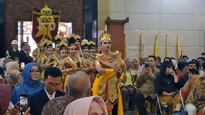 TARIAN - Tarian Bedoyo Majapahit membuka upacara wisuda Universitas Wijaya Kusuma Surabaya (UWKS), Sabtu (10/5/2025).