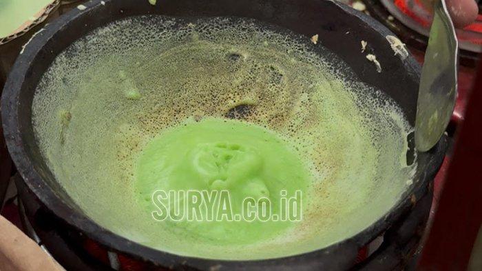 Kue Ape, panganan khas Betawi di Boom Atom Food Festival, Surabaya, Jumat (16/5/2025). Kue berwarna hijau ini sekilas mirip dengan serabi, terbuat dari tepung beras dan perisa pandan. Teksturnya garing di pinggir dan tebal di bagian tengah.