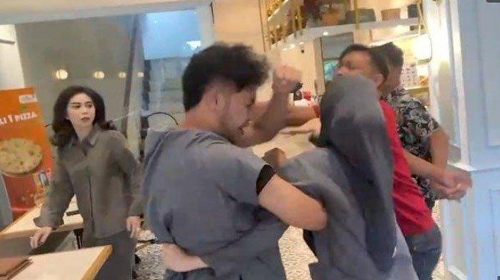 Terungkap sosok pemicu dokter koas dianiaya di Palembang, Sumatera Selatan.