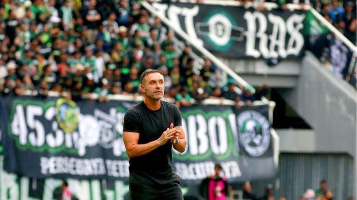 Thomas Doll di laga Persebaya vs Persija Jakarta di Stadion Gelora Bung Tomo, Surabaya, Minggu (18/6/2023)