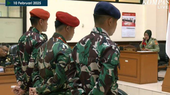 SIDANG KASUS PENEMBAKAN BOS RENTAL MOBIL - Tiga oknum TNI, terdakwa penembak mati bos rental mobil saat sidang perdana di Pengadilan Militer II-08 Jakarta, Senin (10/2/2025). Terungkap siasat liciknya mendapatkan mobil murah tanpa BPKB.
