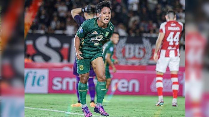 Pemain Persebaya Surabaya, Toni Firmansyah saat selebrasi di Stadion Manahan Solo, Sabtu (1/7/2023).