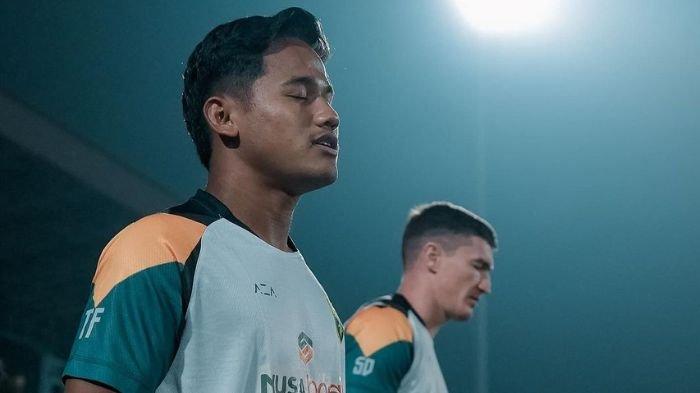 Toni Firmansyah saat sesi pemanasan di laga Madura United vs Persebaya Surabaya