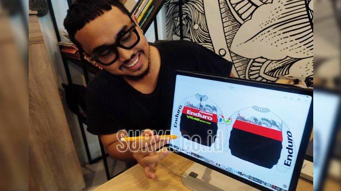 Tony Midiyanto menunjukkan karya desainnya.