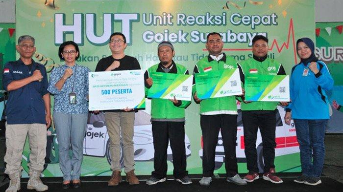 Berfoto bersama, Ketua URC Gojek Surabaya, Dadik Prayitno, Kepala BPJS TK Surabaya Tanjung Perak, Theresia Wahyu Dianti, Head of Public Policy and Government Relations Gojek East Java, Bali, Nusra, Charly Raya, Mitra Gojek Penerima BPJS, dan Kepala IGD dan Rawat Jalan Rumah Sakit Al Irsyad, dr Dian Anggraini