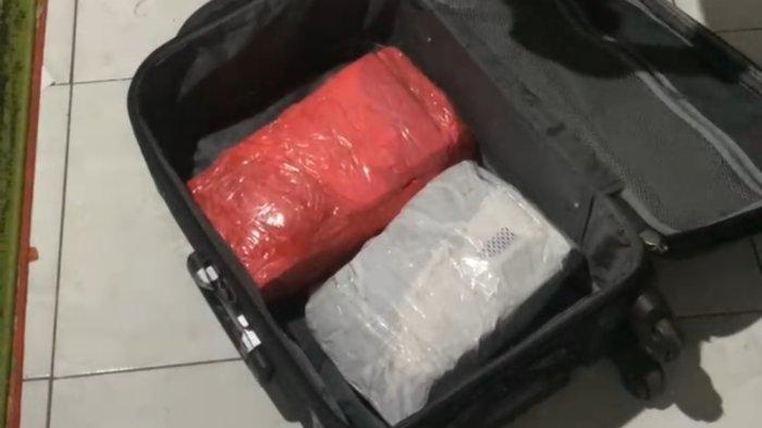UANG Rp 5,5 M DI KOLONG KASUR – Temuan Uang Rp 5,5 M: Kejaksaan Agung lakukan penggeledahan di rumah tersangka Hakim Ali Muhtarom di Jepara, Jawa Tengah dan menemukan uang asing senilai Rp 5,5 miliar, Minggu (13/4/2025).

 
