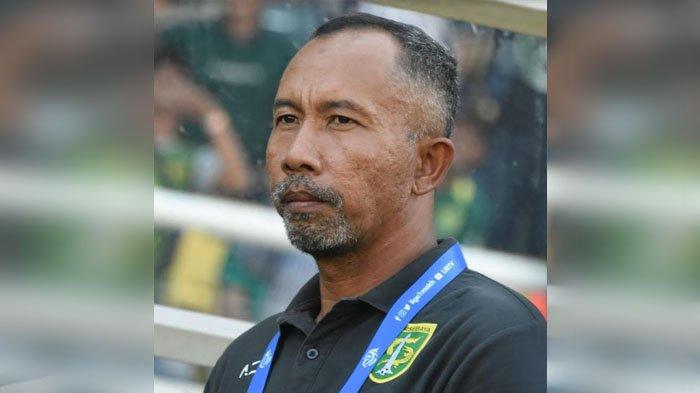 Pelatih caretaker Persebaya Surabaya, Uston Nawawi.