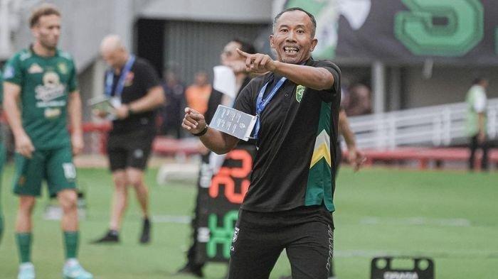 Uston Nawawi saat memberikan arahan pada pemain Persebaya Surabaya di Gelora Bung Tomo, Surabaya.