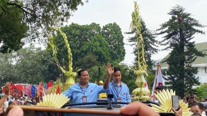 Pasangan Prabowo-Gibran diarak saat mendatangi KPU untuk mendaftarkan diri sebagai calon presiden dan wakil presiden untuk Pemilu 2024, Rabu (25/10/2023).