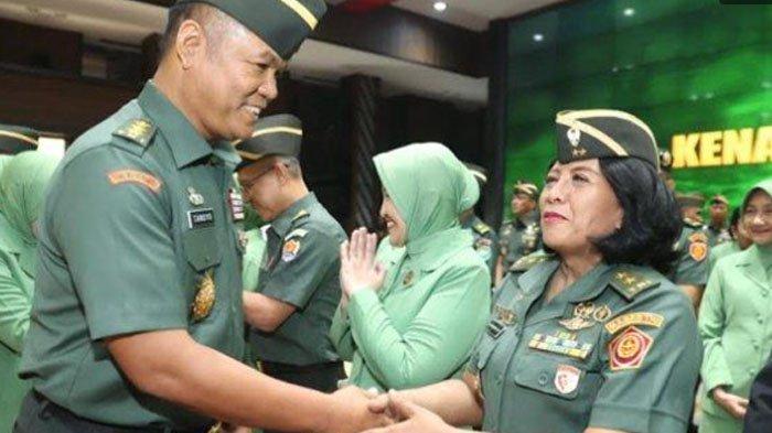 Wakil Kepala Staf Angkatan Darat (Wakasad) Letjen TNI Tandyo Budi Revita menyalami Mayjen TNI dr Dian Andriani Ratna Dewi, perempuan pertama berpangkat Mayjen TNI.