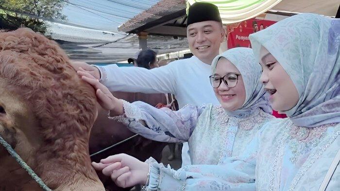 Wali Kota Surabaya Eri Cahyadi bersama keluarga meninjau pemotongan hewan kurban di Perusahaan Daerah (PD) Rumah Potong Hewan (RPH) Surabaya, Senin (17/6/2024).