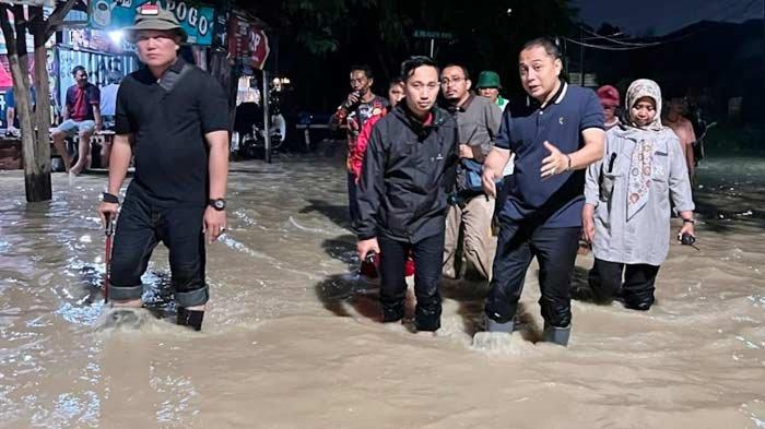 Wali Kota Surabaya Eri Cahyadi saat turun meninjau di titik banjir wilayah Surabaya Barat, beberapa waktu lalu.