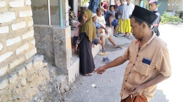 Warga Desa Moncek Tengah Kecamatan Lenteng Sumenep digegerkan suara dentuman misterius di bawah tanah (Surya.co.id/Ali Hafidz Syahbana)