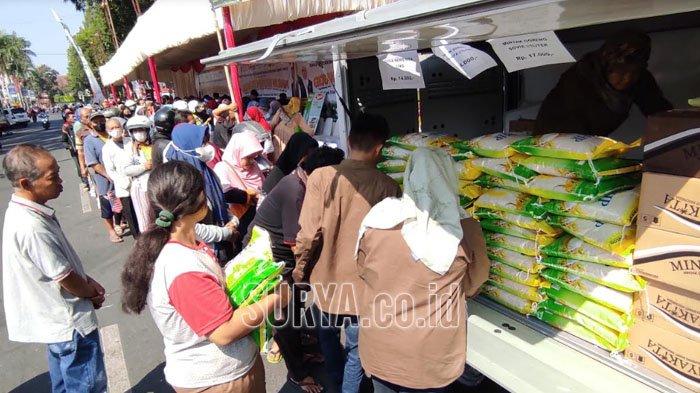 Warga Serbu Beras Murah di Pasar Pangan Kota Blitar, Kualitas Medium