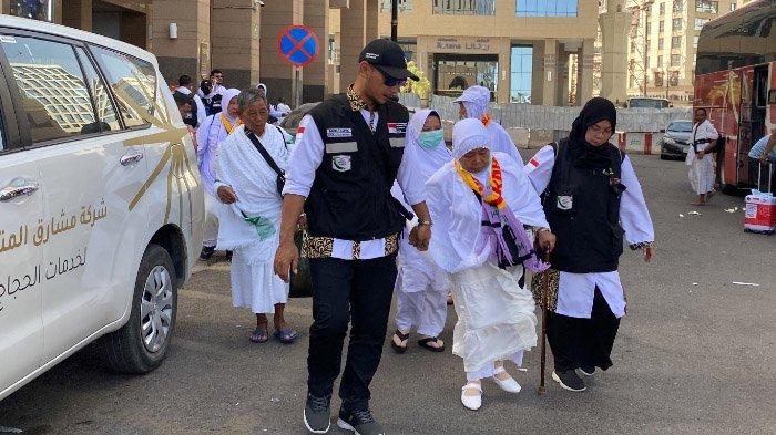 Petugas haji berada di luar masjid suci Mekkah