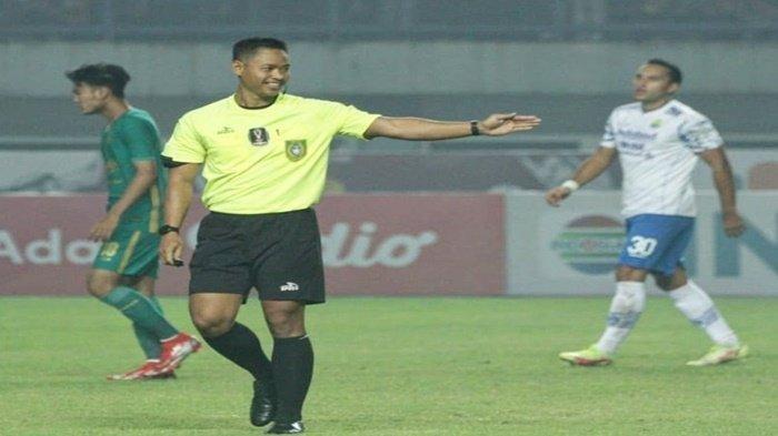 Wasit Armyn Dwi Suryathin saat memimpin pertandingan Persebaya. Wasit asal Lubuklinggau tersebut akan menjadi pengadil di laga Persija vs Persebaya Surabaya