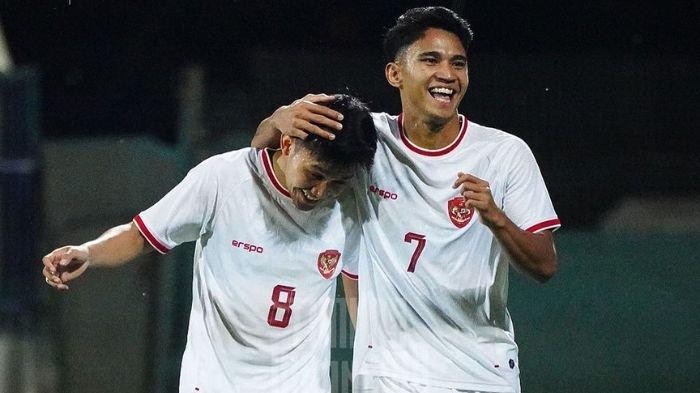 Witan Sulaeman bersama Marselino Ferdinan di laga uji coba Timnas Indonesia U23 melawan Uni Emirat Arab
