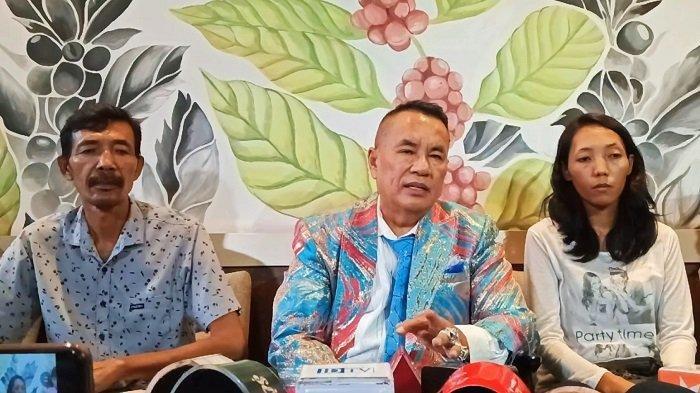 Hotman Paris dan keluarga Vina Cirebon. Hotman Yakin Dalang Kasus Vina Cirebon Tak Akan Terbongkar.