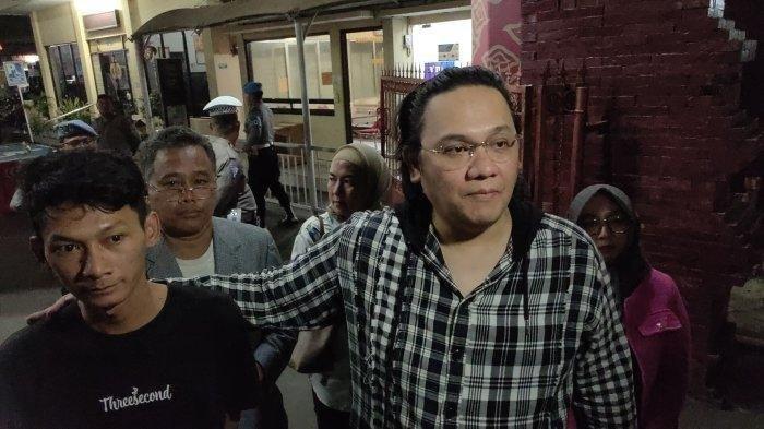 Saka Tatal dan Farhat Abbas. Yakin Saka Tatal Jadi Kambing Hitam, Farhat Abbas Kritik Hakim Kasus Vina Cirebon.