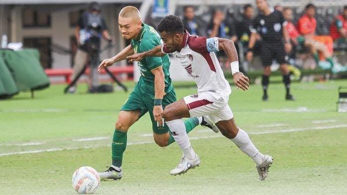 Yakob Sayuri saat mengawal Sho Yamamoto di laga Persebaya vs PSM Makassar