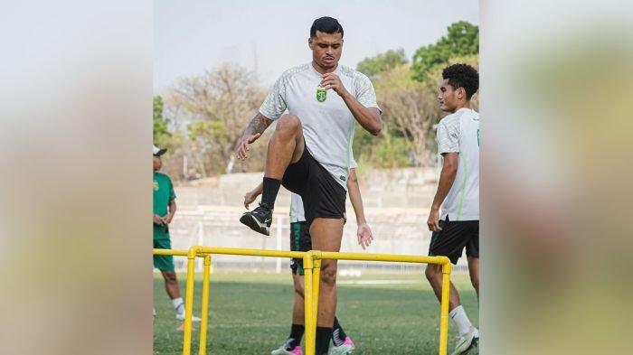 Yan Victor, bek asing baru Persebaya Surabaya saat ikuti latihan tim jelang hadapi Barito Putera.