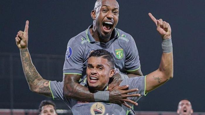 Yan Victor dan Paulo Henrique saat merayakan gol di laga Arema FC vs Persebaya Surabaya