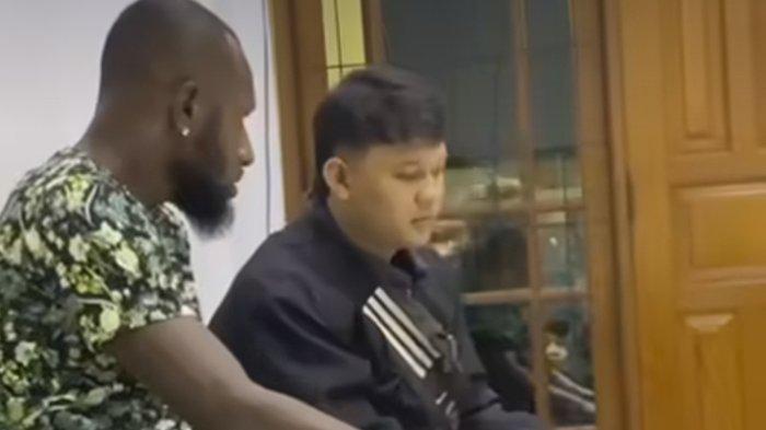 Yohanes Kandaimu (kiri), bek Persebaya Surabaya saat bertemu dengan oknum pendukung Bajul Ijo yang bertindak rasisme di laga lawan Borneo FC