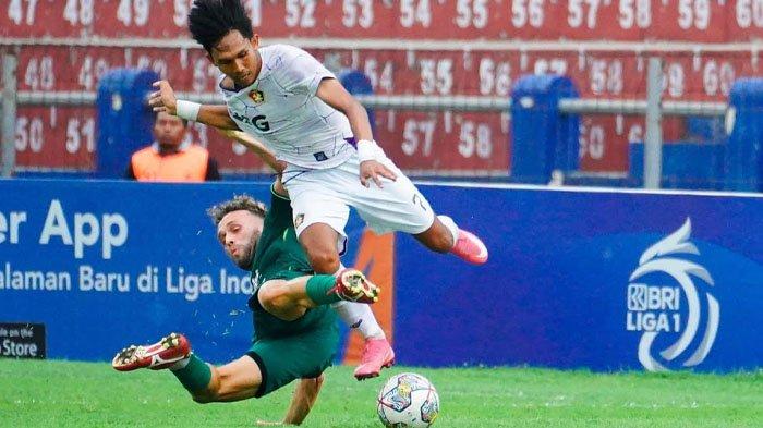 Yusuf Meilana saat laga kontra Persebaya Surabaya mengalami cedera akibat benturan dengan pemain Bajul Ijo.