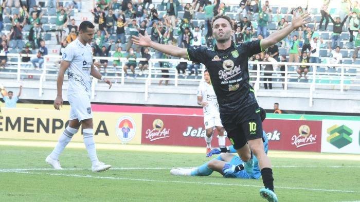  Pemain Persebaya Ze Valente (dua kanan) berebut bola dengan pemain Borneo FC Kei (kanan) pada pertandingan di Stadion Gelora Bung Tomo (GBT) Surabaya, Minggu (3/9/2023). Laga pekan ke-11 Liga 1 2023/2024 Persebaya Surabaya berhasil mengalahkan Borneo FC dengan skor akhir 2-1.