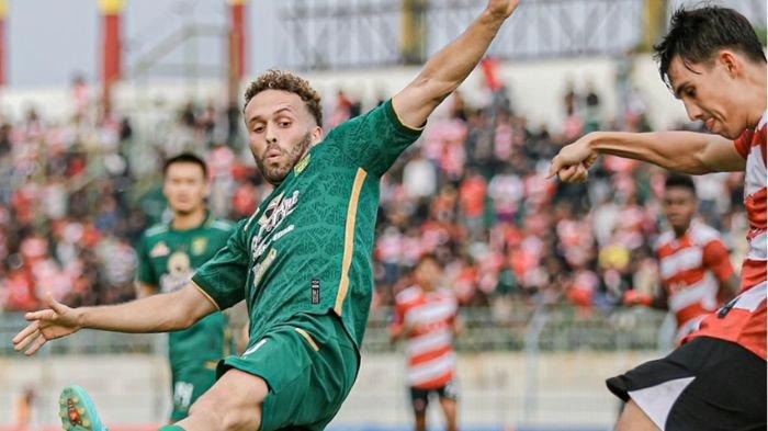 Ze Valente saat memperkuat Persebaya Surabaya melawan Madura United di Liga 1 2023/2024 pekan ke-12