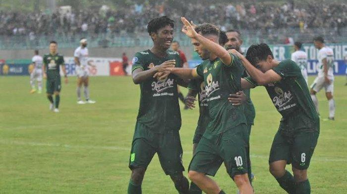 Gelandang Persebaya Surabaya Ze Valente saat merayakan gol ke jala PSS Sleman di Stadion Gelora Joko Samudro, Gresik.