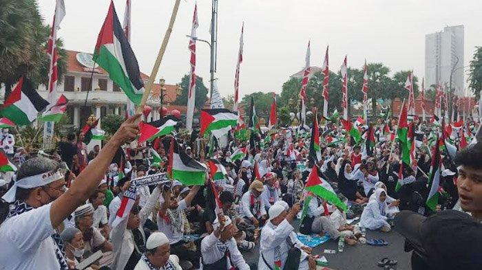 Sejumlah elemen masyarakat yang mengatasnamakan Aliansi Rakyat Bela Palestina menggelar aksi Munajat Kemerdekaan Palestina di depan Gedung Negara Grahadi Surabaya, Minggu (7/1/2023).