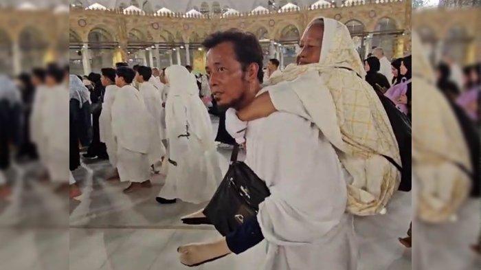 GENDONG IBUNDA - Zainal Abidin, warga Desa Tambakrejo, Kecamatan Kraton, Pasuruan menggendong ibunya Umi Hanik saat tawaf di Kabah. Zainal Abidin menceritakan, aksi menggendong ibunya ini merupakan salah satu nadzarnya.