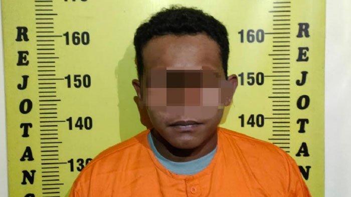 MAK (21) pemuda adal Desa Tugu, Kecamatan Rejotangan, Tulungagung, yang ditetapkan jadi tersangka karena menganiaya ibu kandungnya.