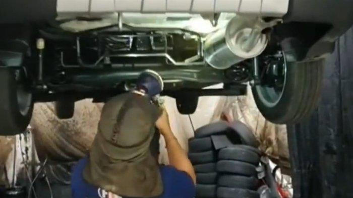 Perawatan mobil saat musim hujan itu salah satunya adalah dengan proteksi anti karat.