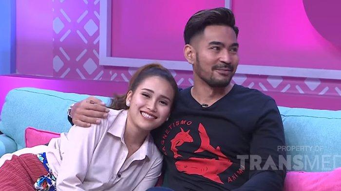 Ayu Ting Ting saat bermanja-manjaan dengan Robby Purba