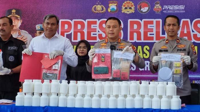 Pers rilis pengungkapan kasus narkoba di Mapolres Gresik, Senin (28/8/2023).