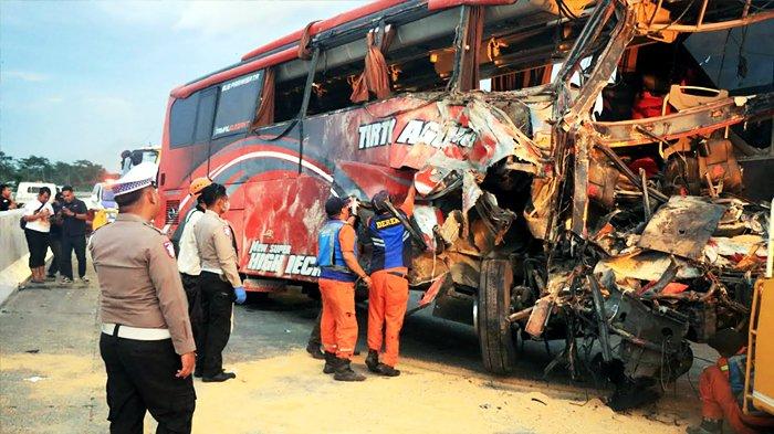 Pihak kepolisian melakukan olah TKP kecelakaan maut yang melibatkan bus pariwisata rombongan pelajar asal Bogor dan truk di Tol Pandaan-Malang, Jawa Timur, Senin (23/12/2024).