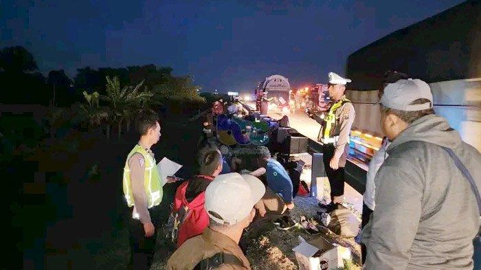 Personel Polres Pasuruan saat mengevakuasi warga SMKN Ngasem yang busnya terlibat kecelakaan lalu lintas di Tol Gempol-Pasuruan, Sabtu (2/12/2023) dini hari tadi.