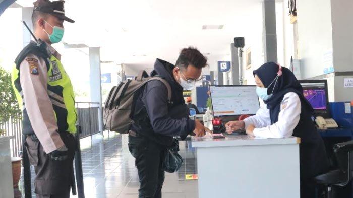 Teknisi KAI Daop 7 menangani lokomotif KA macet