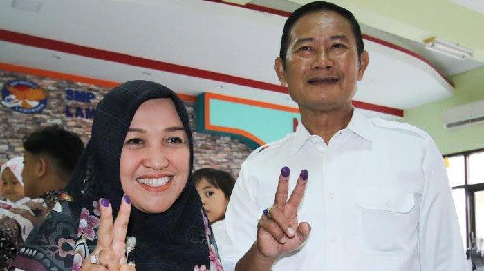 Cabup Lamongan nomor urut 2, Yuhronur Efendi bersama istri menyalurkan hak pilihnya di TPS 04 Banjarmendalan, Rabu (27/11/2024).