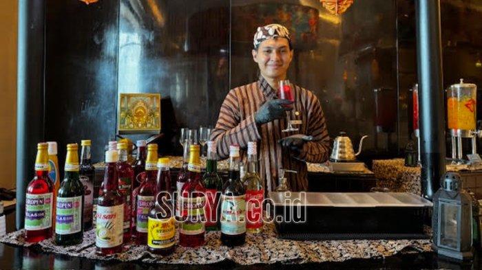 BUKA PUASA - Mengajak buka puasa dengan nuansa Pulang Kampung menjadi cara Hotel Ciputra World Surabaya dalam memeriahkan Ramadan 2025. Ada sederet jajanan pasar dan minuman tempo dulu, selain itu juga makanan khas Timur Tengah yang dihadirkan berotasi selama sebulan kedepan.