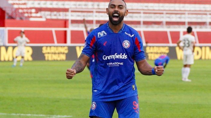 Pemain Arema FC Dalberto saat melakukan selebrasi usai mencetak gol ke gawang Persita Tangerang di pekan 12 Liga 1 2024/2025 yang berlangsung di Stadion Soepriadi Blitar pada Selasa (3/12/2024).