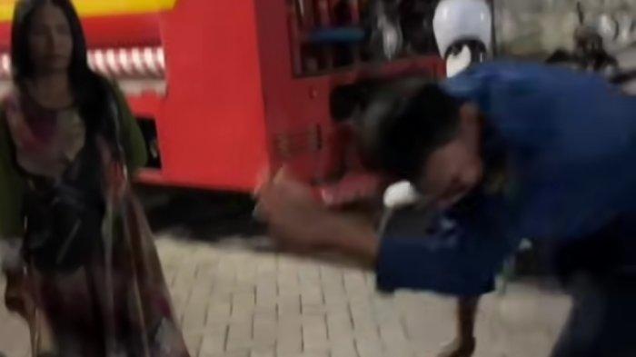 Petugas Damkar nekat bersikap seperti orang kesurupan saat kedatangan tamu wanita yang ternyata orang dengan gangguan jiwa (ODGJ).