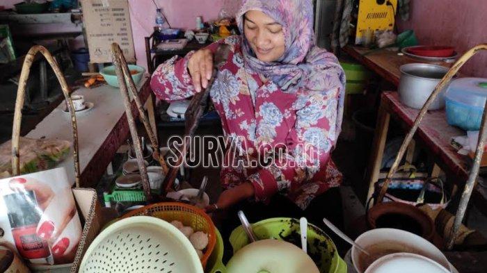 Wisatawan mencoba dawet gempol di Ponorogo