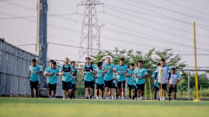 LATIHAN - Pemain Persebaya Surabaya menjalani latihan perdana menatap musim 2025/2026 di Lapangan ABC Kompleks Stadion GBT, Senin (23/6/2025) sore.