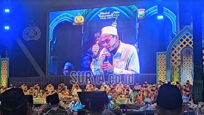 M Ridho pemuda bertato nangis saat melantunkan shalawat nabi di hadapan Gus Iqdam dan Kapolda Jatim, di Lapangan Mapolda Jatim, Jumat (29/9/2023)