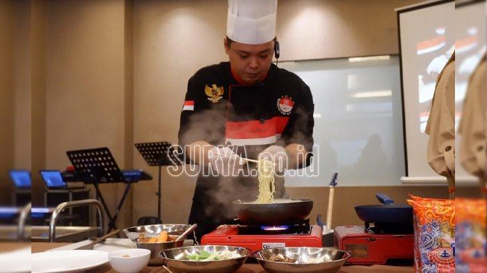 Chef Sandy mempraktekan cara membuat mie terbang kepada para anggota PPJI Jatim dan PPIP di Midtown Hotel Surabaya, Senin (20/5/2024).