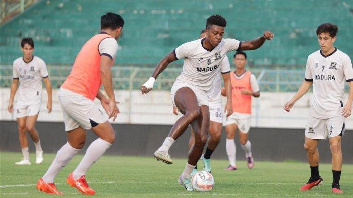 Pemain Madura United, Hugo Gomes menjalani official training (ot) jelang menjamu Persita Tangerang, di Stadion Gelora Bangkalan, Rabu (6/3/2024) sore